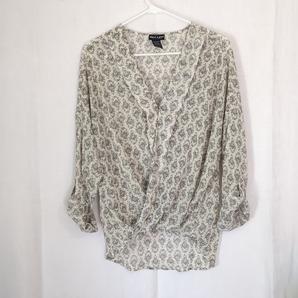 About a Girl Off-White Damask Print Wrap Style Chiffon Blouse Size Extra Large